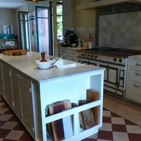 élégante Maison De Maître Avec Piscine Et Parc à Villa